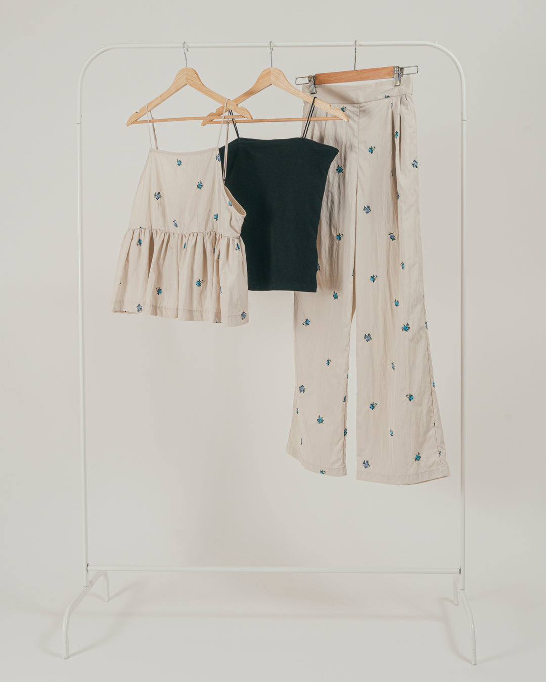 ［SET］Flower刺繍　ボリュームキャミ + Flower刺繍　タックパンツ + カップ付きカットリブキャミ（3SET）