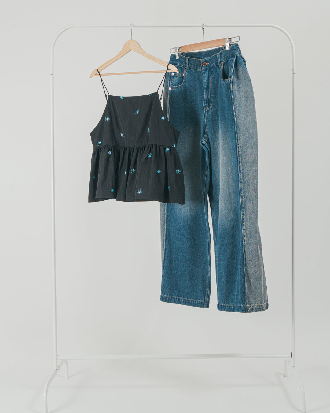 ［SET］Flower刺繍　ボリュームキャミ + 10oz サイドタック リラックスデニムパンツ（2SET）
