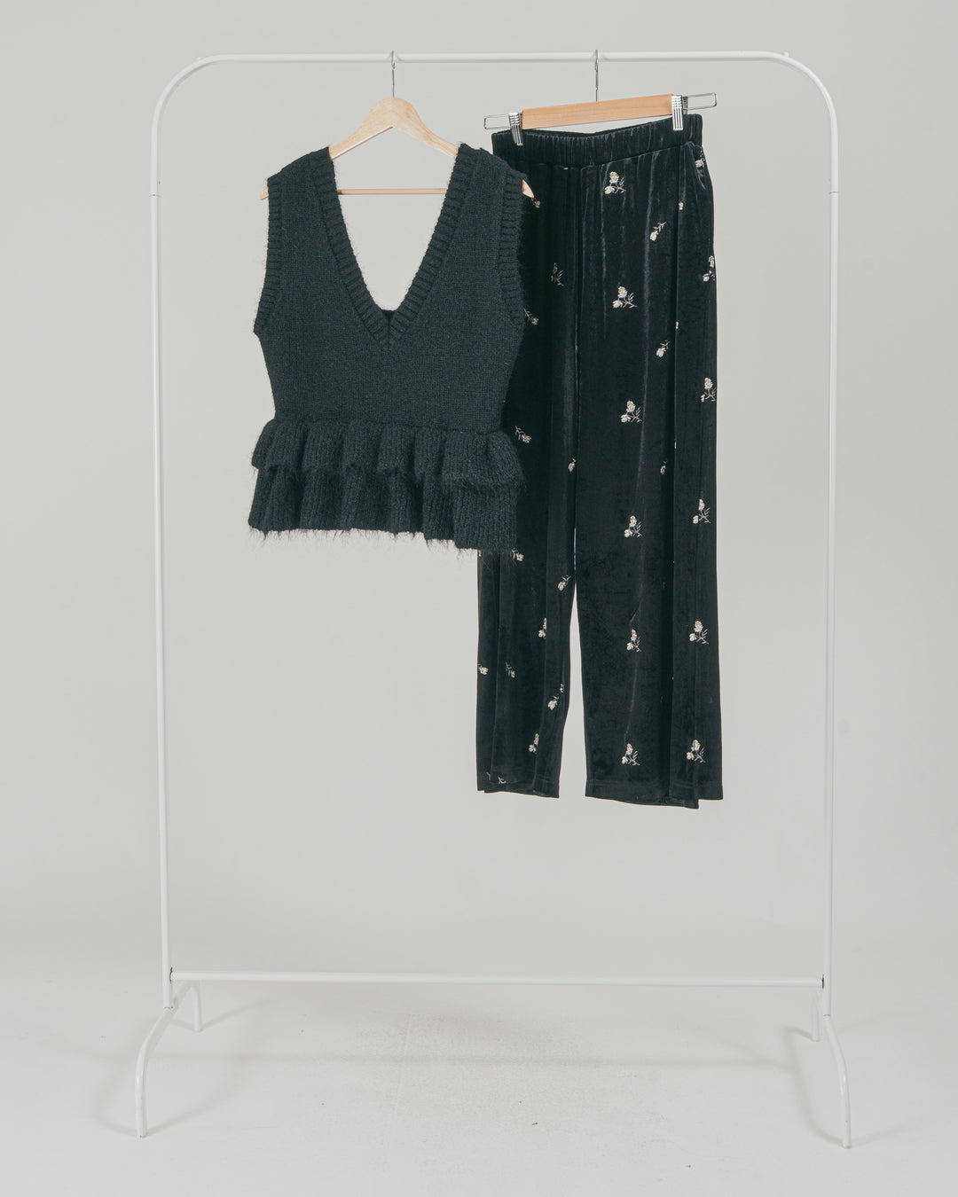 ［SET］2Way モヘアダブルFrillベスト + Flower刺繍 ベロアパンツ（2SET）