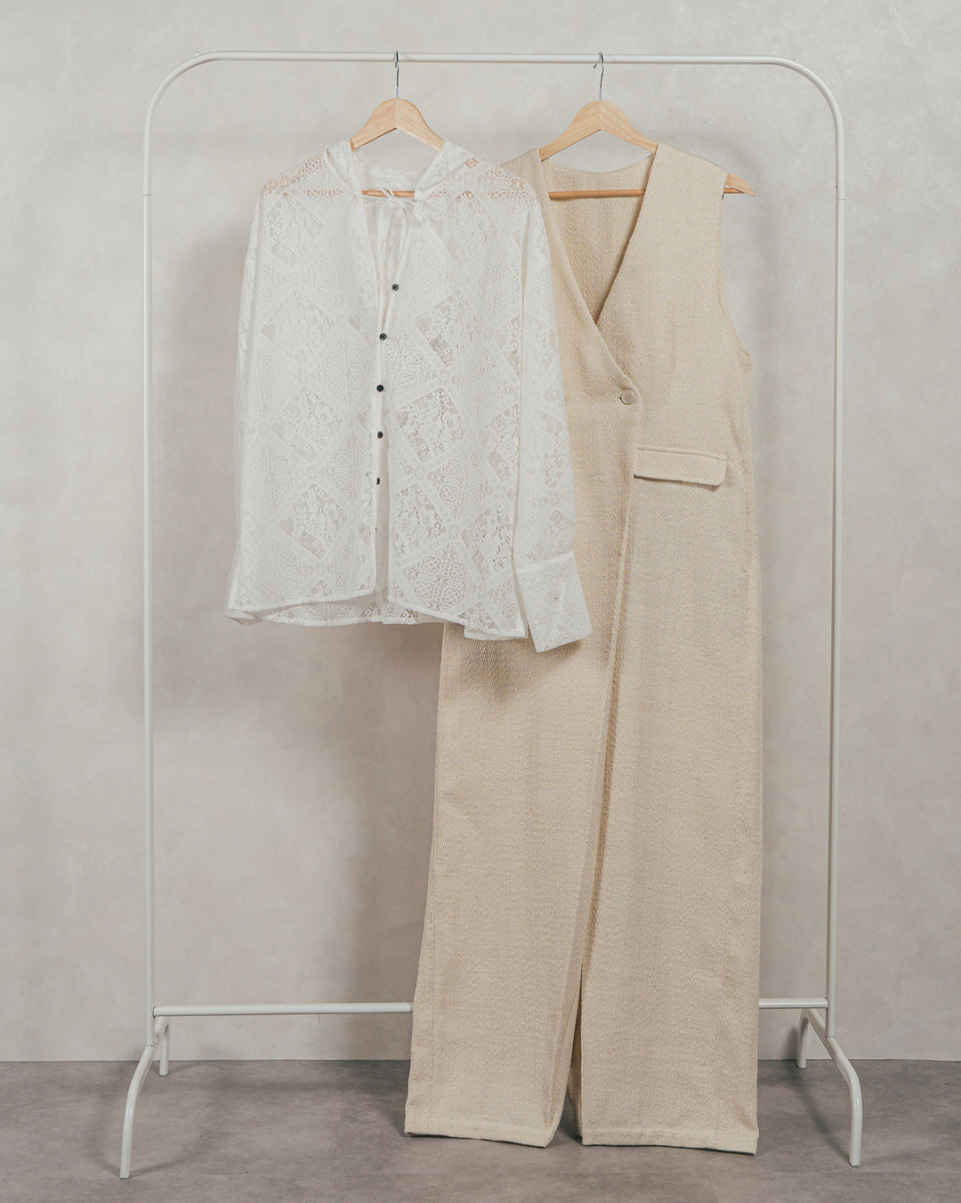 ［SET］デニムライク へリンボーンサロペット + Blockレース　フーディーブラウス（2SET）