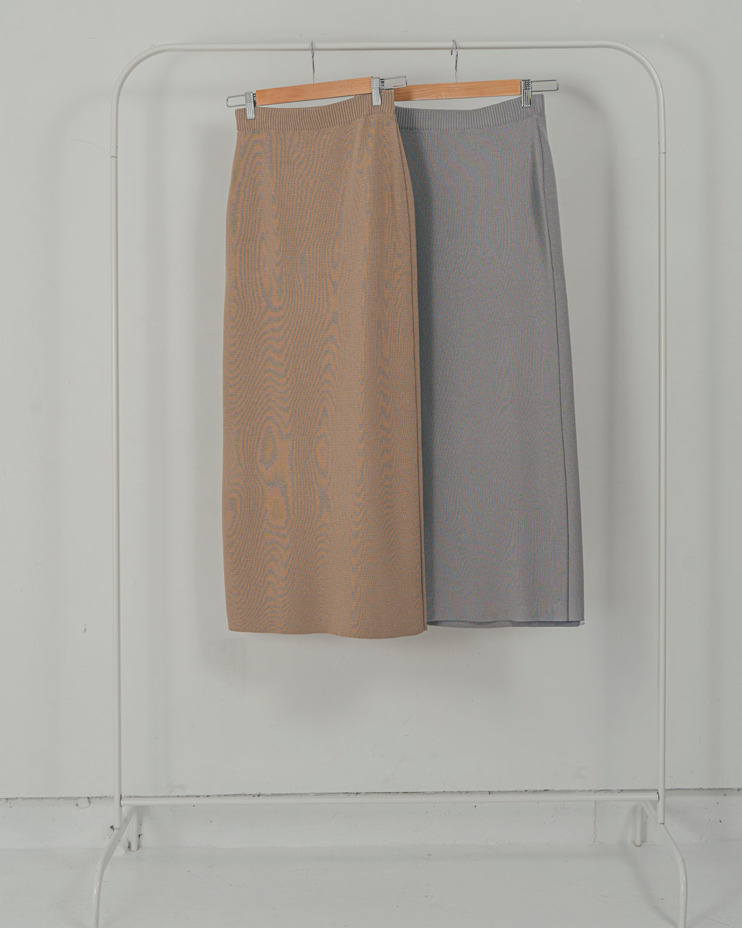 ［SET］VネックRelaxニットベスト + サテンアシメ レースキャミ + Relax Knit ストレートスカート（3SET）