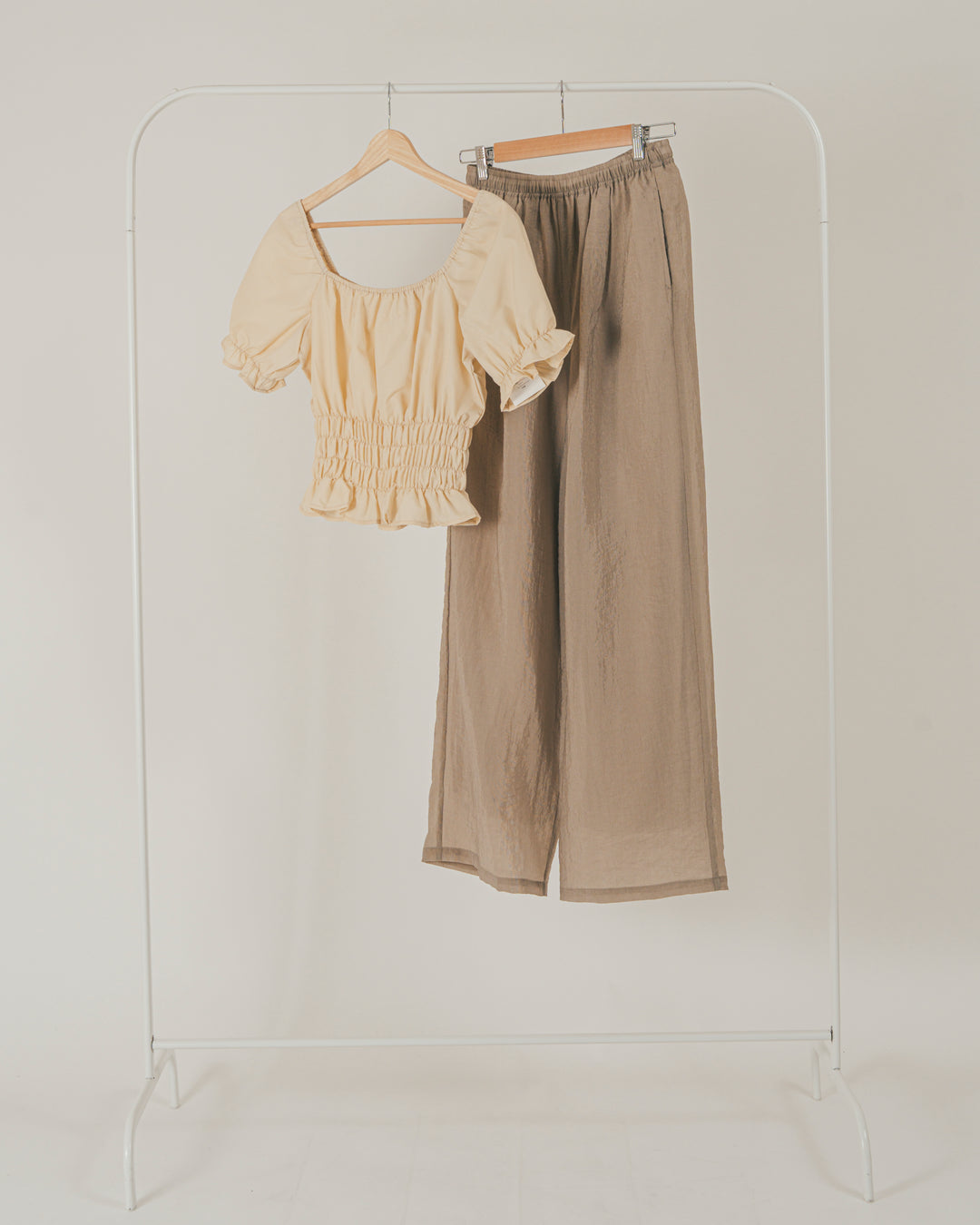 ［SET］Puffyスリーブ 2WAYシャーリングブラウス + つやシアー イージーパンツ（2SET）