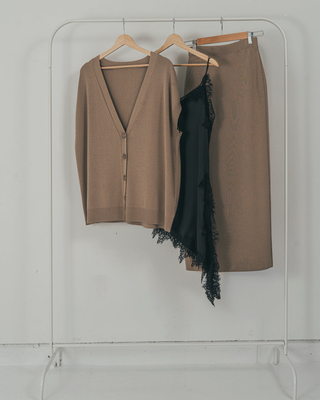 ［SET］VネックRelaxニットベスト + サテンアシメ レースキャミ + Relax Knit ストレートスカート（3SET）