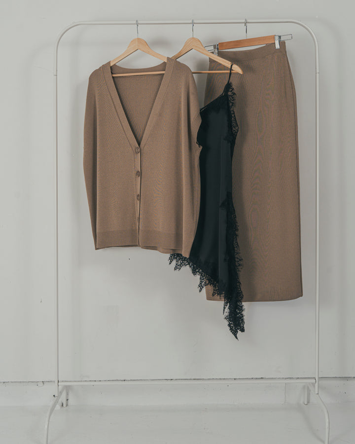 ［SET］VネックRelaxニットベスト + サテンアシメ レースキャミ + Relax Knit ストレートスカート（3SET）