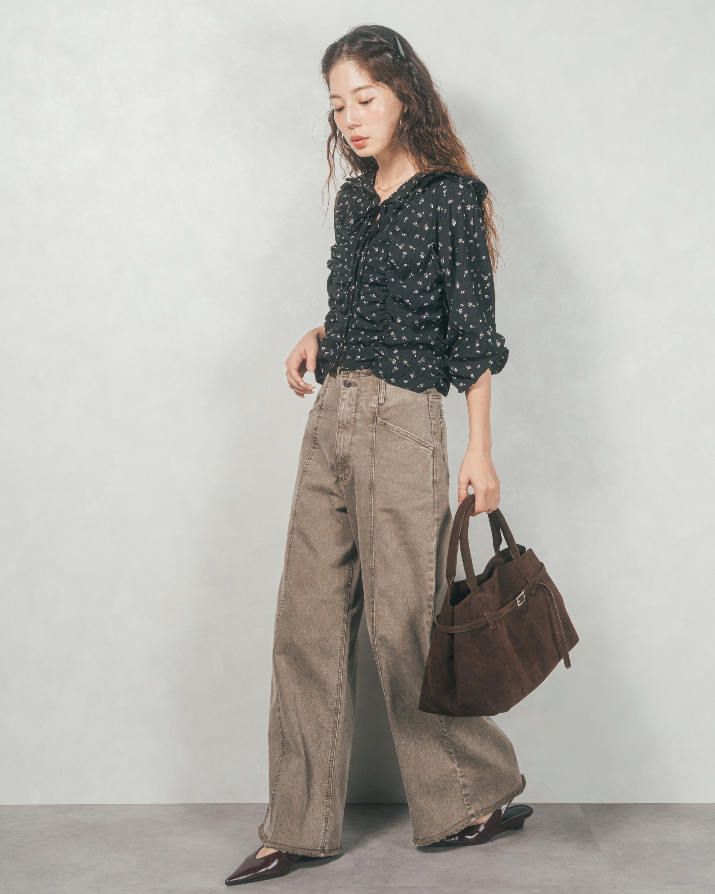 黒地の小花柄フリルブラウスとワイドデニムを合わせた大人カジュアルなレディースコーディネート｜KaLae