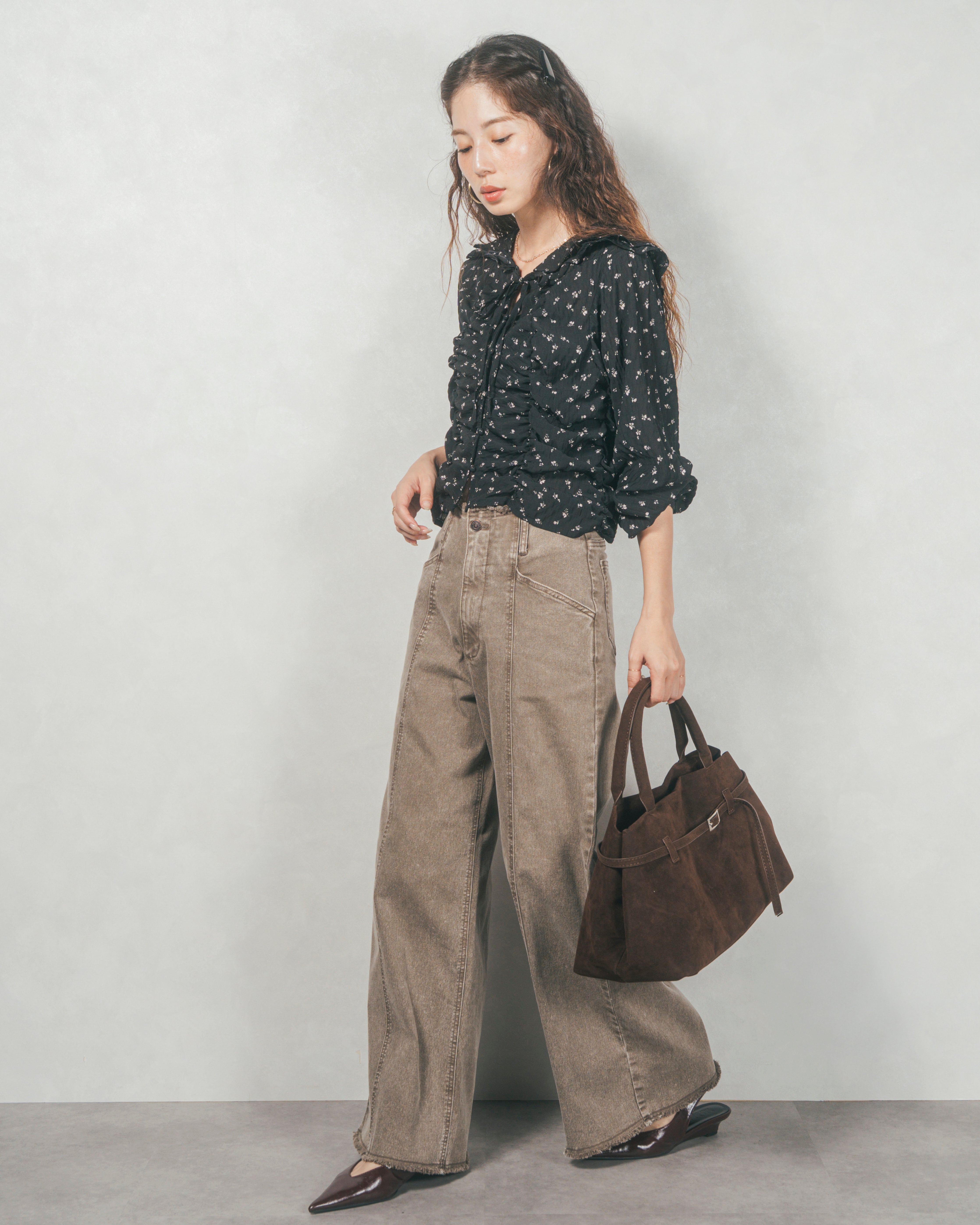 黒地の小花柄フリルブラウスとワイドデニムを合わせた大人カジュアルなレディースコーディネート｜KaLae