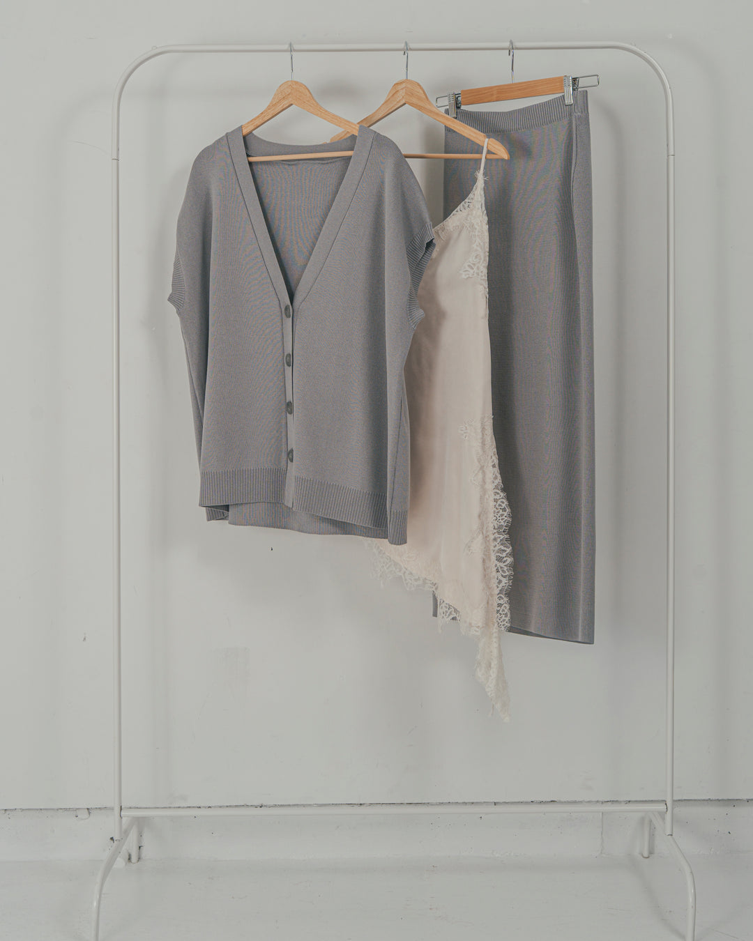 ［SET］VネックRelaxニットベスト + サテンアシメ レースキャミ + Relax Knit ストレートスカート（3SET）