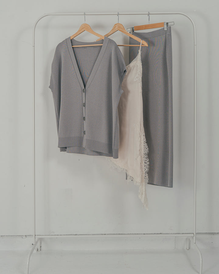［SET］VネックRelaxニットベスト + サテンアシメ レースキャミ + Relax Knit ストレートスカート（3SET）