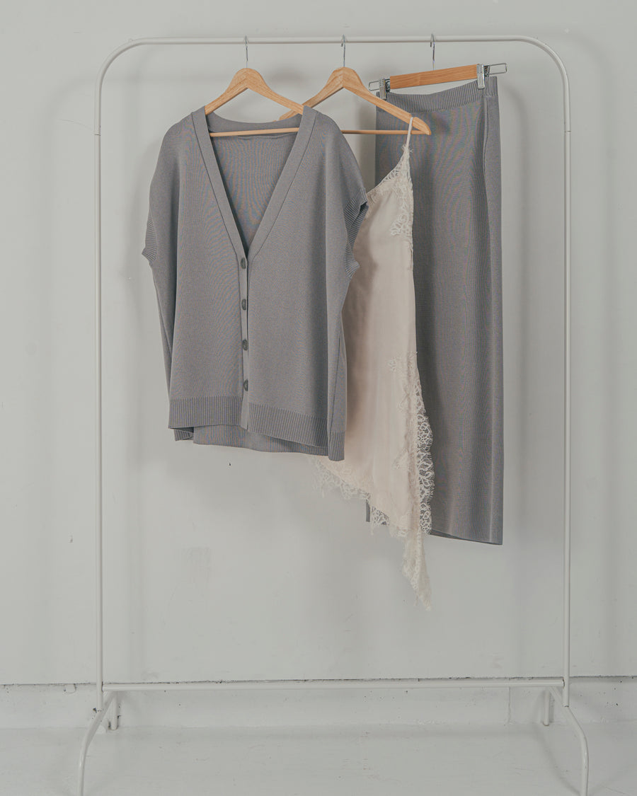 ［SET］VネックRelaxニットベスト + サテンアシメ レースキャミ + Relax Knit ストレートスカート（3SET）