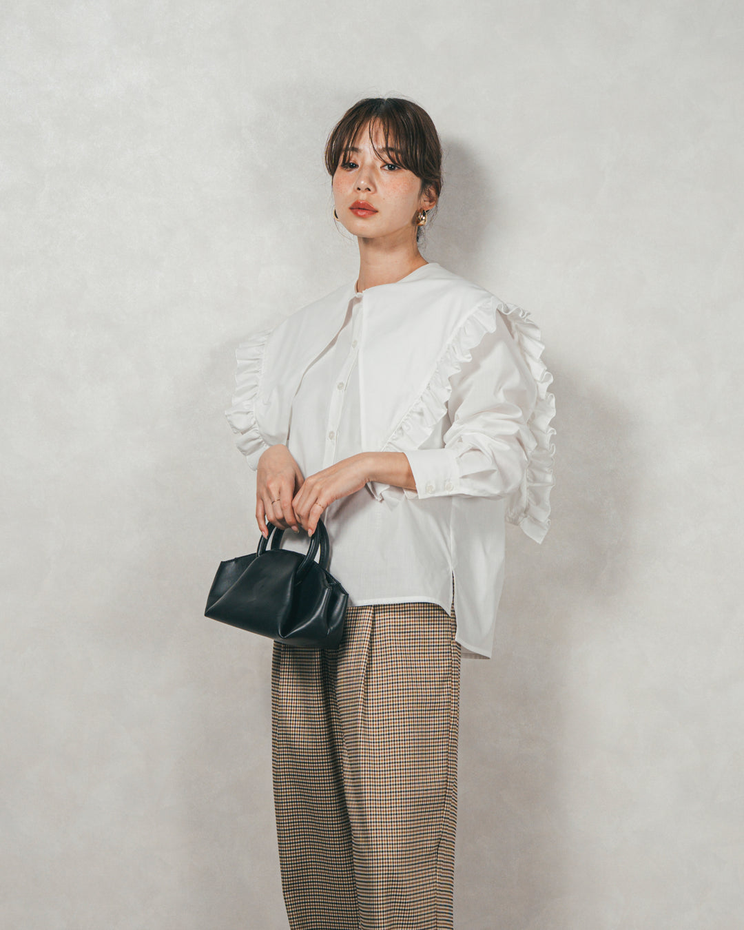 ［SET］2WAYビッグフリルカラーブラウス+スウェードライクハーフパンツ（2SET）