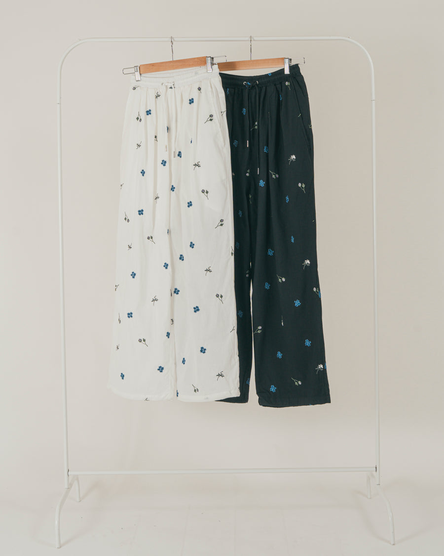 ［SET］Flower刺繍バルーンノースリブラウス + Flower刺繍リラックスパンツ（2SET）