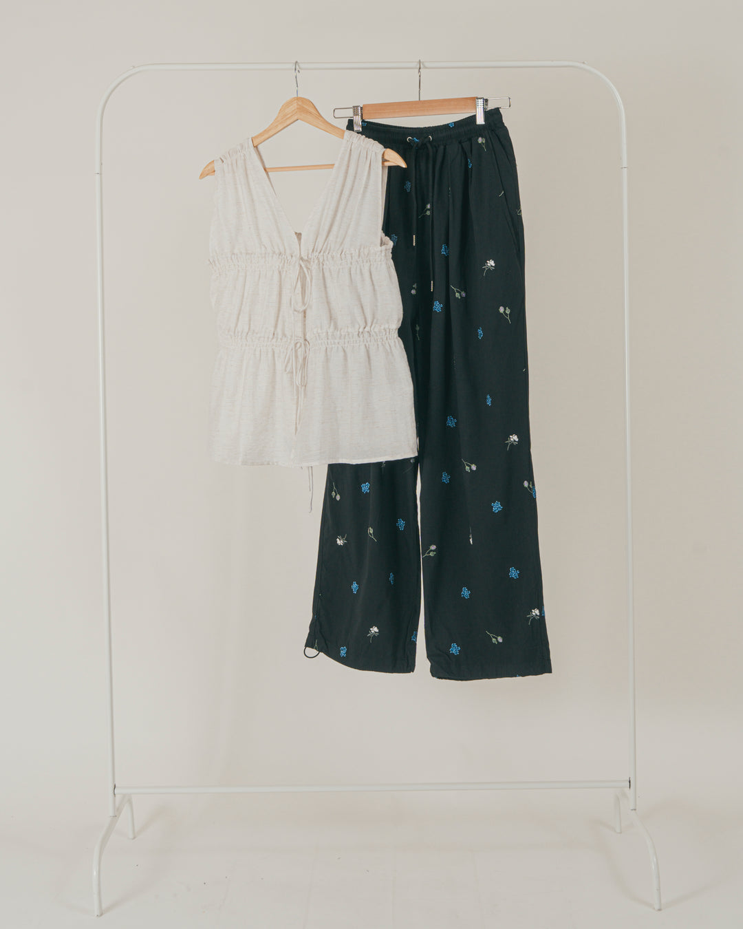［SET］リネンタッチShirringリボンブラウス + Flower刺繍リラックスパンツ（2SET）