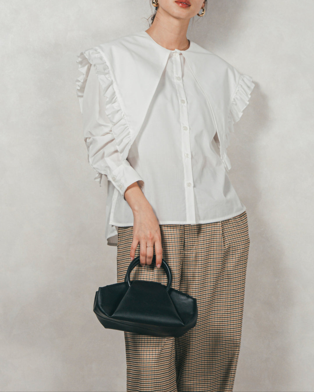 ［SET］2WAYビッグフリルカラーブラウス+スウェードライクハーフパンツ（2SET）