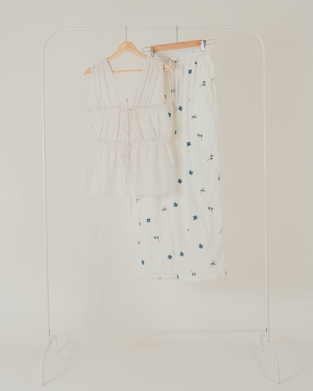 ［SET］リネンタッチShirringリボンブラウス + Flower刺繍リラックスパンツ（2SET）