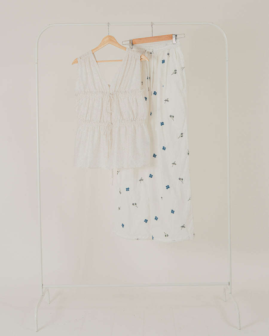 ［SET］リネンタッチShirringリボンブラウス + Flower刺繍リラックスパンツ（2SET）