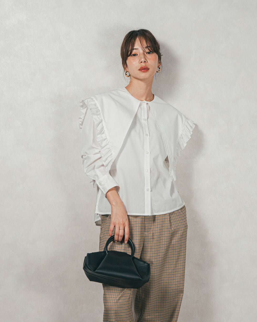 ［SET］2WAYビッグフリルカラーブラウス+スウェードライクハーフパンツ（2SET）