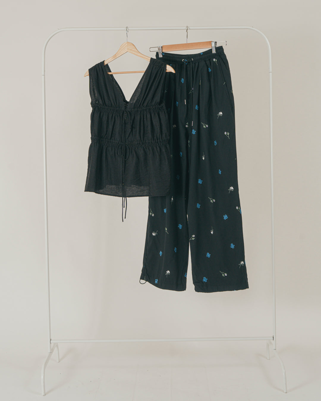 ［SET］リネンタッチShirringリボンブラウス + Flower刺繍リラックスパンツ（2SET）