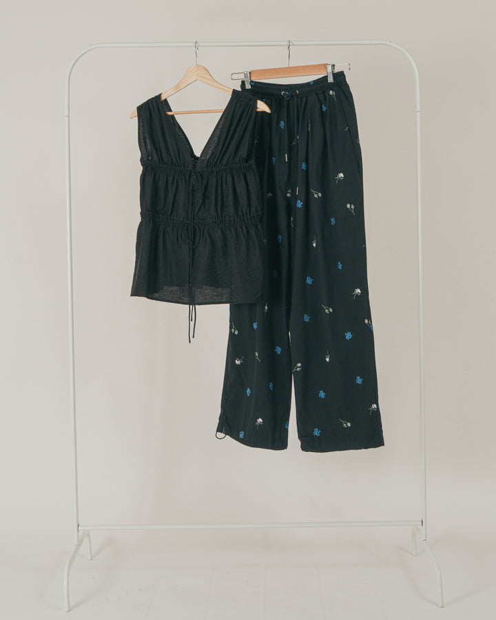 ［SET］リネンタッチShirringリボンブラウス + Flower刺繍リラックスパンツ（2SET）