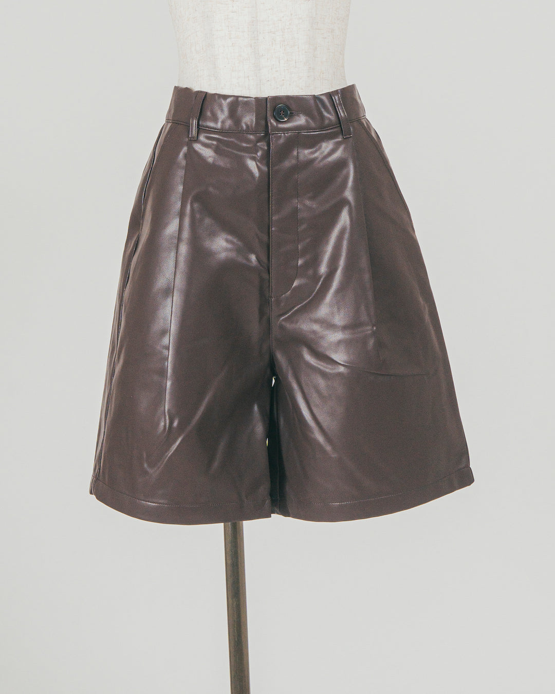 ［SET］フェザータッチハーフスリーブニット + レザーライクハーフパンツ（2SET）