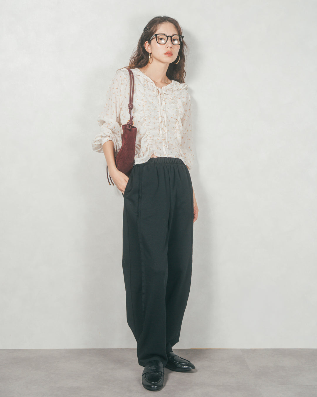 ［SET］Flowerプリントフリルブラウス+2-Way ウェーブデザインスウェットパンツ（2SET）