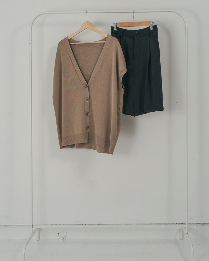 ［SET］VネックRelaxニットベスト + Vintageサテン　ハーフパンツ（2SET）