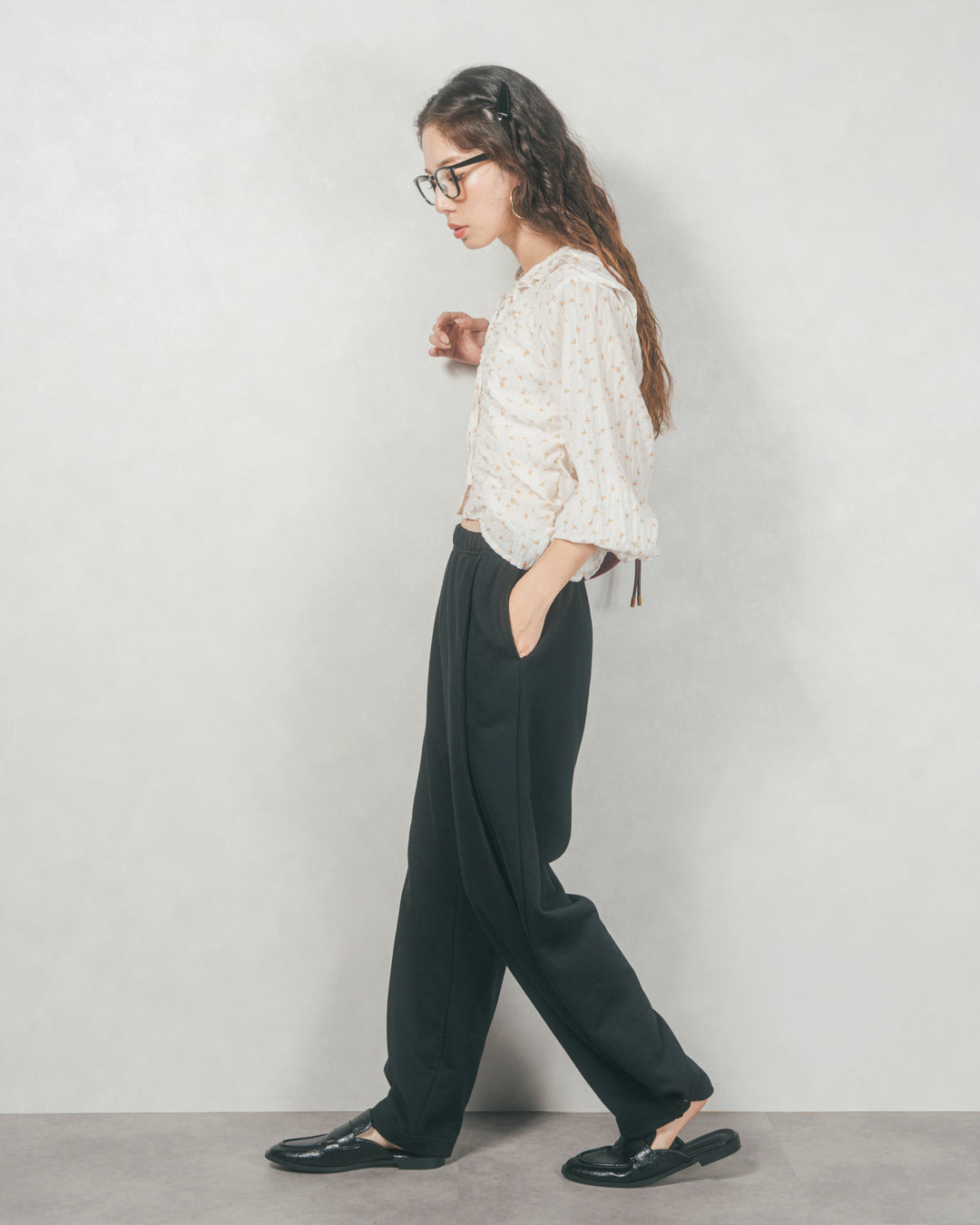 ［SET］Flowerプリントフリルブラウス 2colors SET（OFF WHITE & BLACK）（2SET）