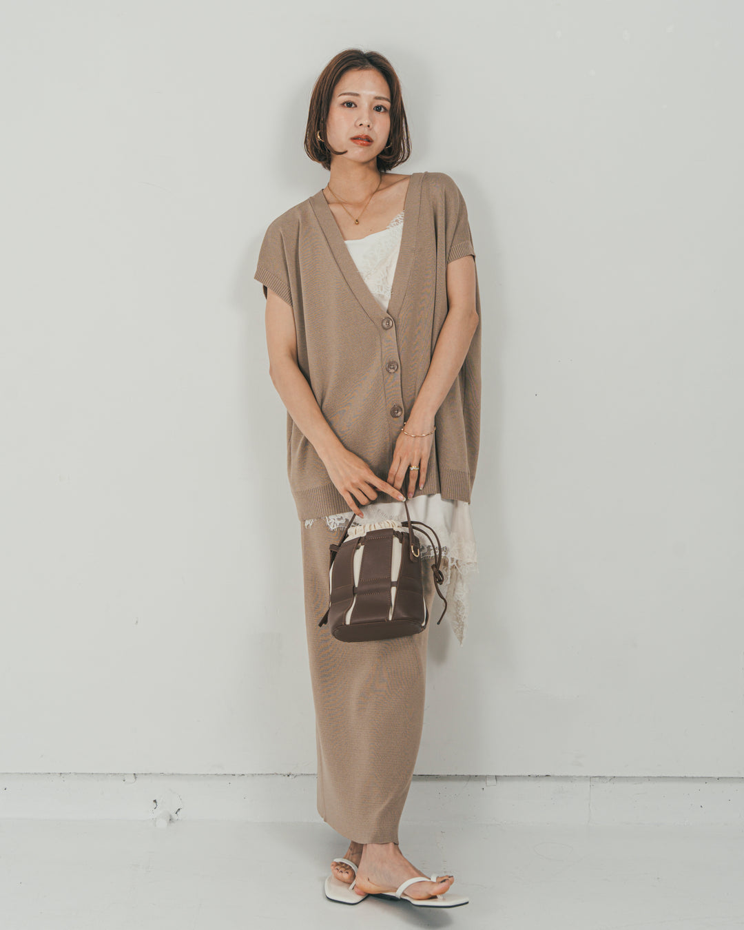 ［SET］VネックRelaxニットベスト + サテンアシメ レースキャミ + Relax Knit ストレートスカート（3SET）