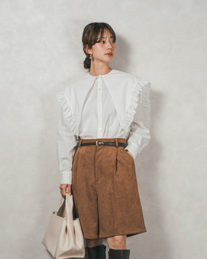 ［SET］2WAYビッグフリルカラーブラウス+スウェードライクハーフパンツ（2SET）