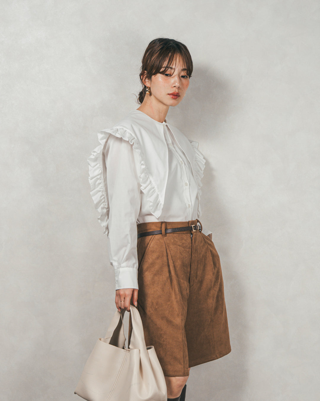 ［SET］2WAYビッグフリルカラーブラウス+スウェードライクハーフパンツ（2SET）