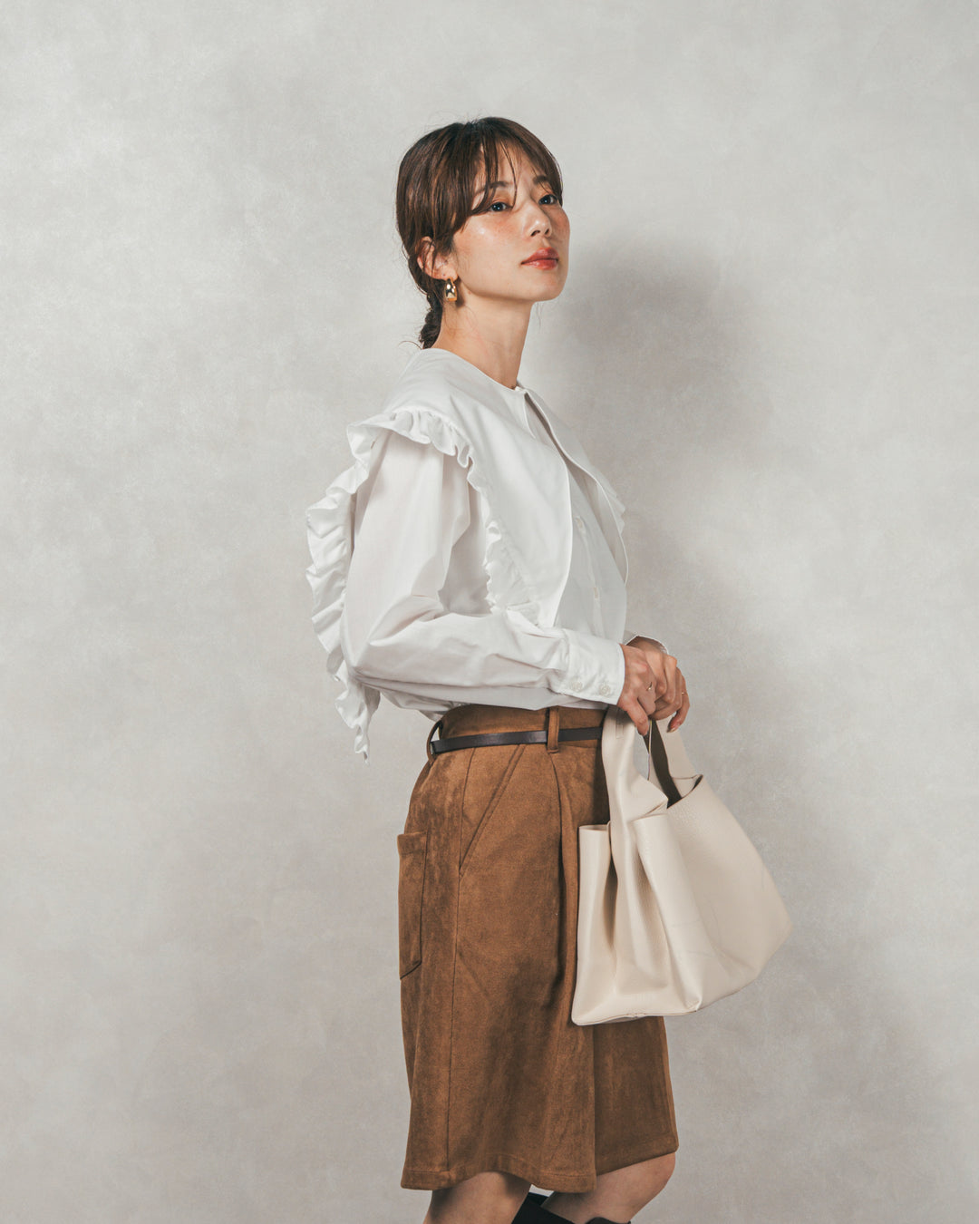 ［SET］2WAYビッグフリルカラーブラウス+スウェードライクハーフパンツ（2SET）