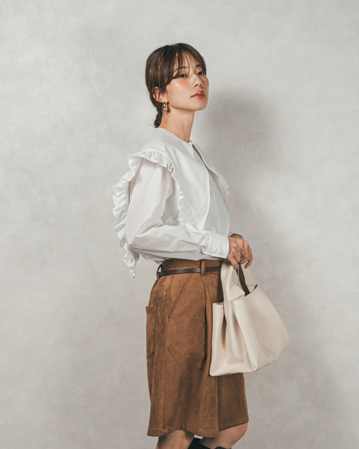 ［SET］2WAYビッグフリルカラーブラウス+スウェードライクハーフパンツ（2SET）