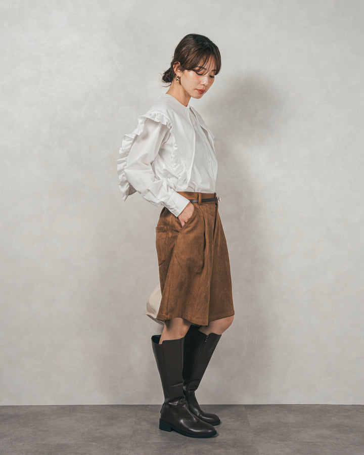 ［SET］2WAYビッグフリルカラーブラウス+スウェードライクハーフパンツ（2SET）