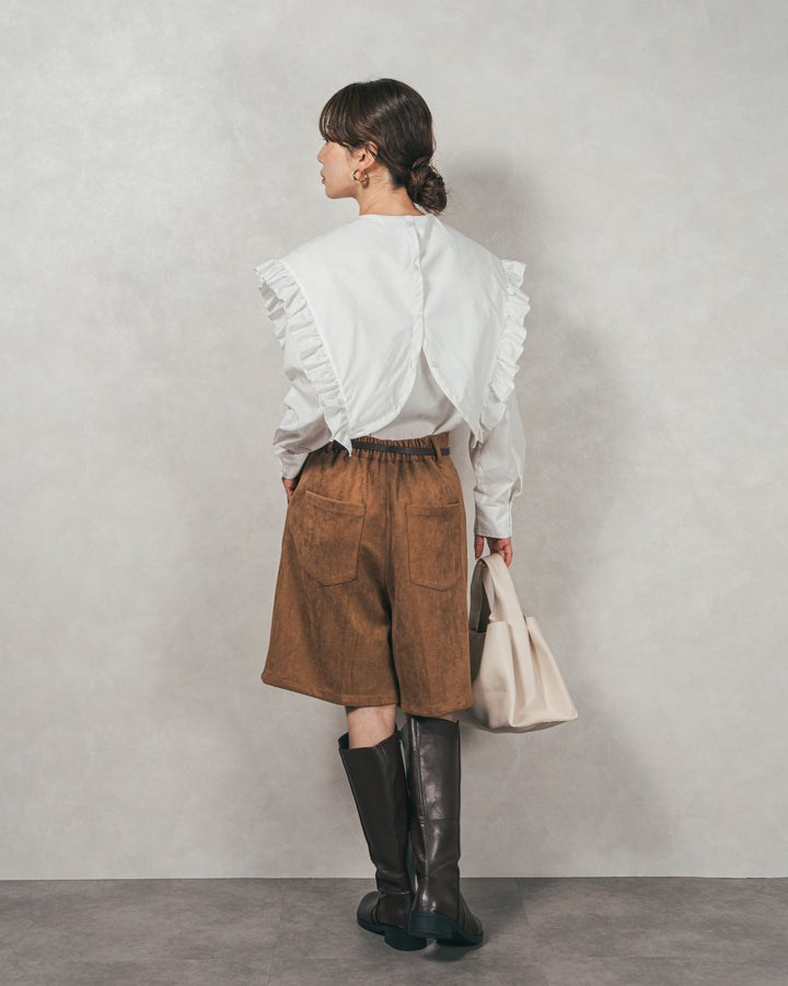 ［SET］2WAYビッグフリルカラーブラウス+スウェードライクハーフパンツ（2SET）