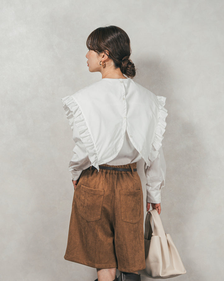 ［SET］2WAYビッグフリルカラーブラウス+スウェードライクハーフパンツ（2SET）