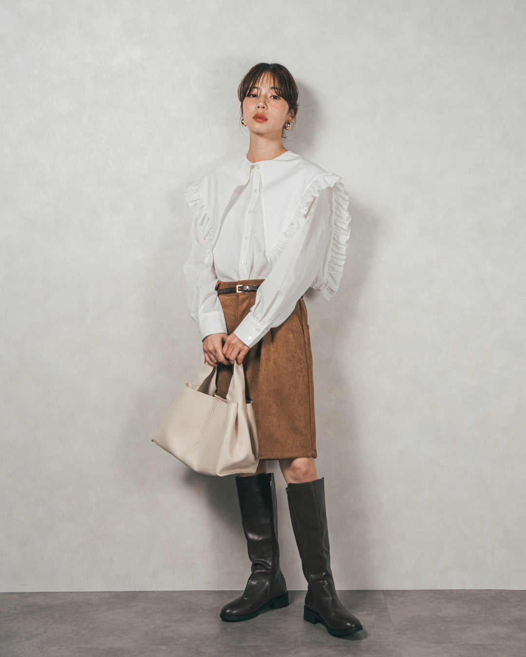 ［SET］2WAYビッグフリルカラーブラウス+スウェードライクハーフパンツ（2SET）