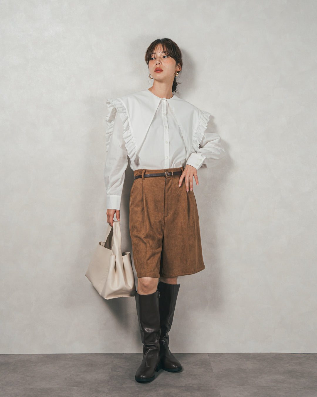 ［SET］2WAYビッグフリルカラーブラウス+スウェードライクハーフパンツ（2SET）