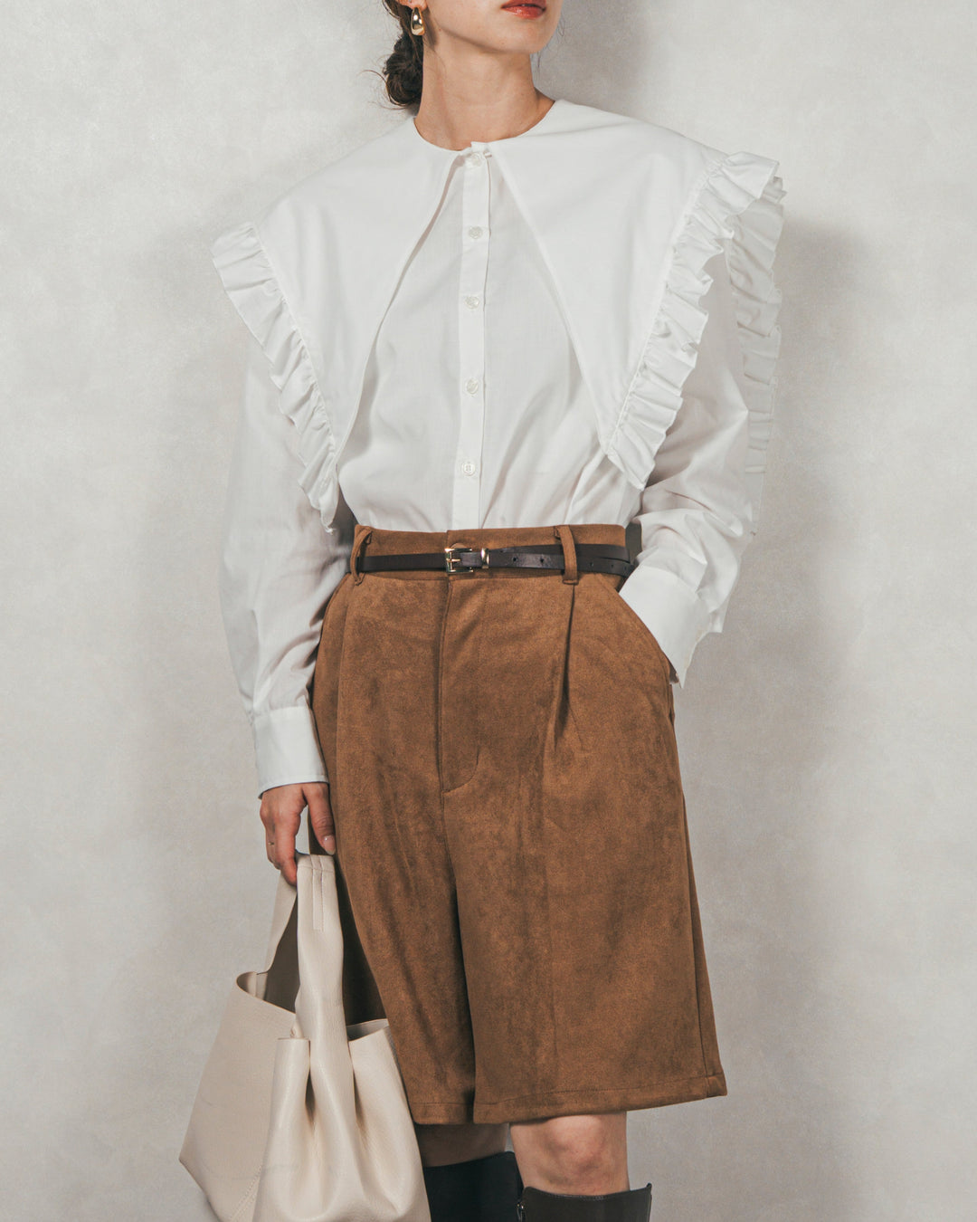 ［SET］2WAYビッグフリルカラーブラウス+スウェードライクハーフパンツ（2SET）