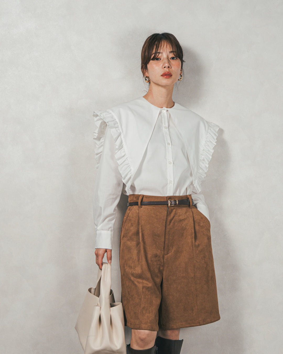 ［SET］2WAYビッグフリルカラーブラウス+スウェードライクハーフパンツ（2SET）