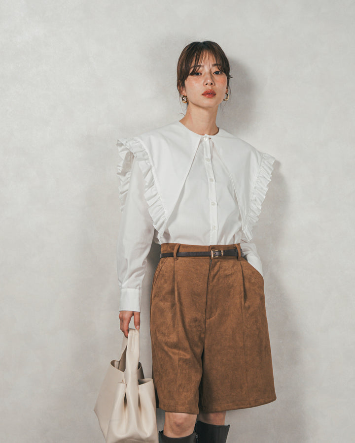 ［SET］2WAYビッグフリルカラーブラウス+スウェードライクハーフパンツ（2SET）