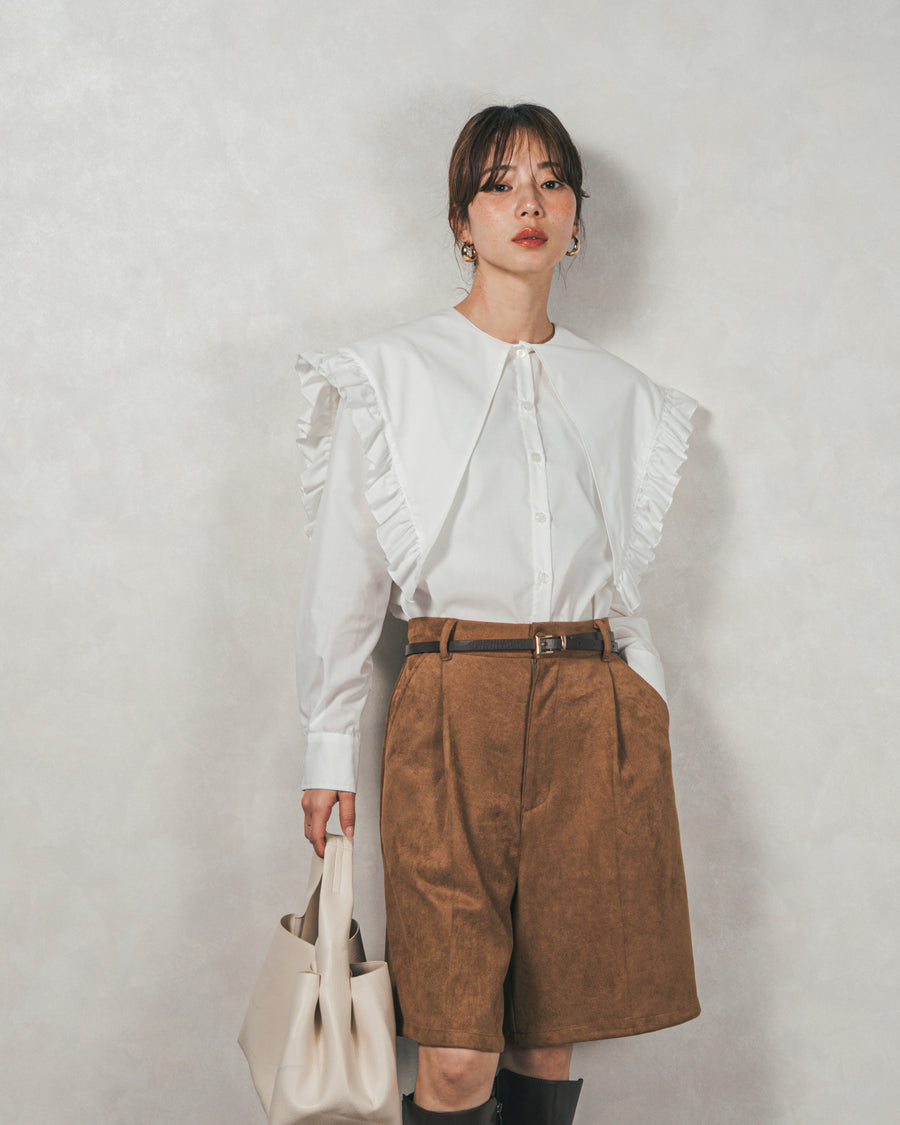 ［SET］2WAYビッグフリルカラーブラウス+スウェードライクハーフパンツ（2SET）