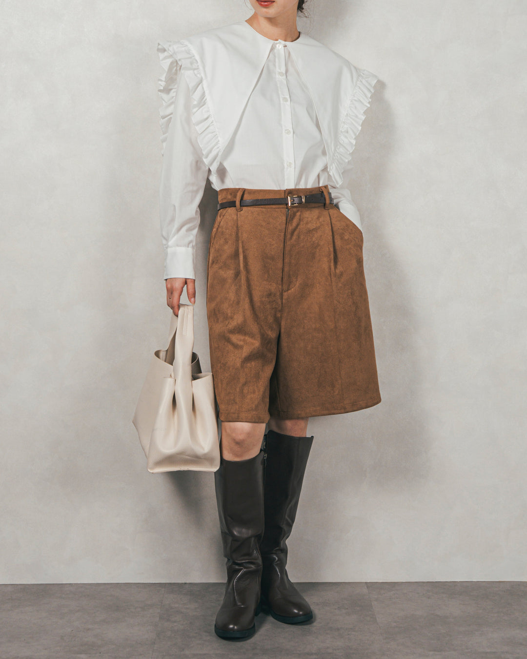 ［SET］2WAYビッグフリルカラーブラウス+スウェードライクハーフパンツ（2SET）