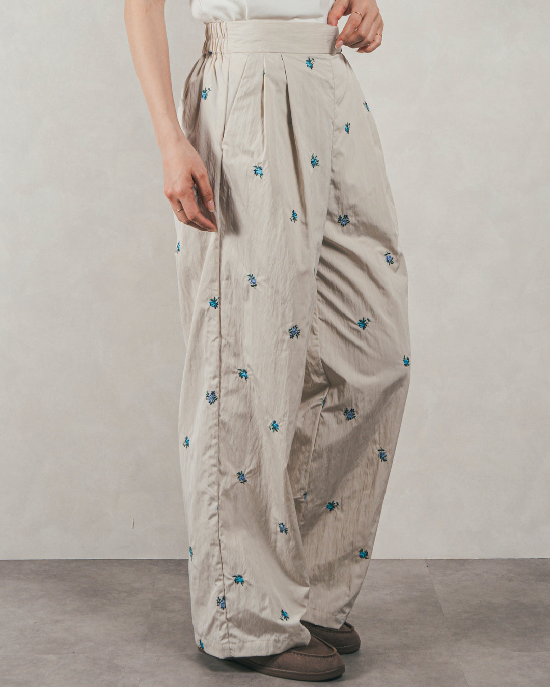 ［SET］Flower刺繍　ボリュームキャミ + Flower刺繍　タックパンツ（2SET）