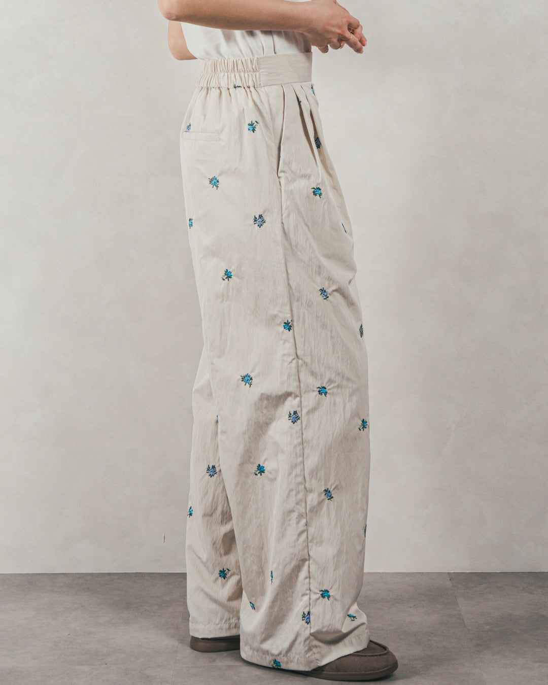 ［SET］Flower刺繍　ボリュームキャミ + Flower刺繍　タックパンツ（2SET）