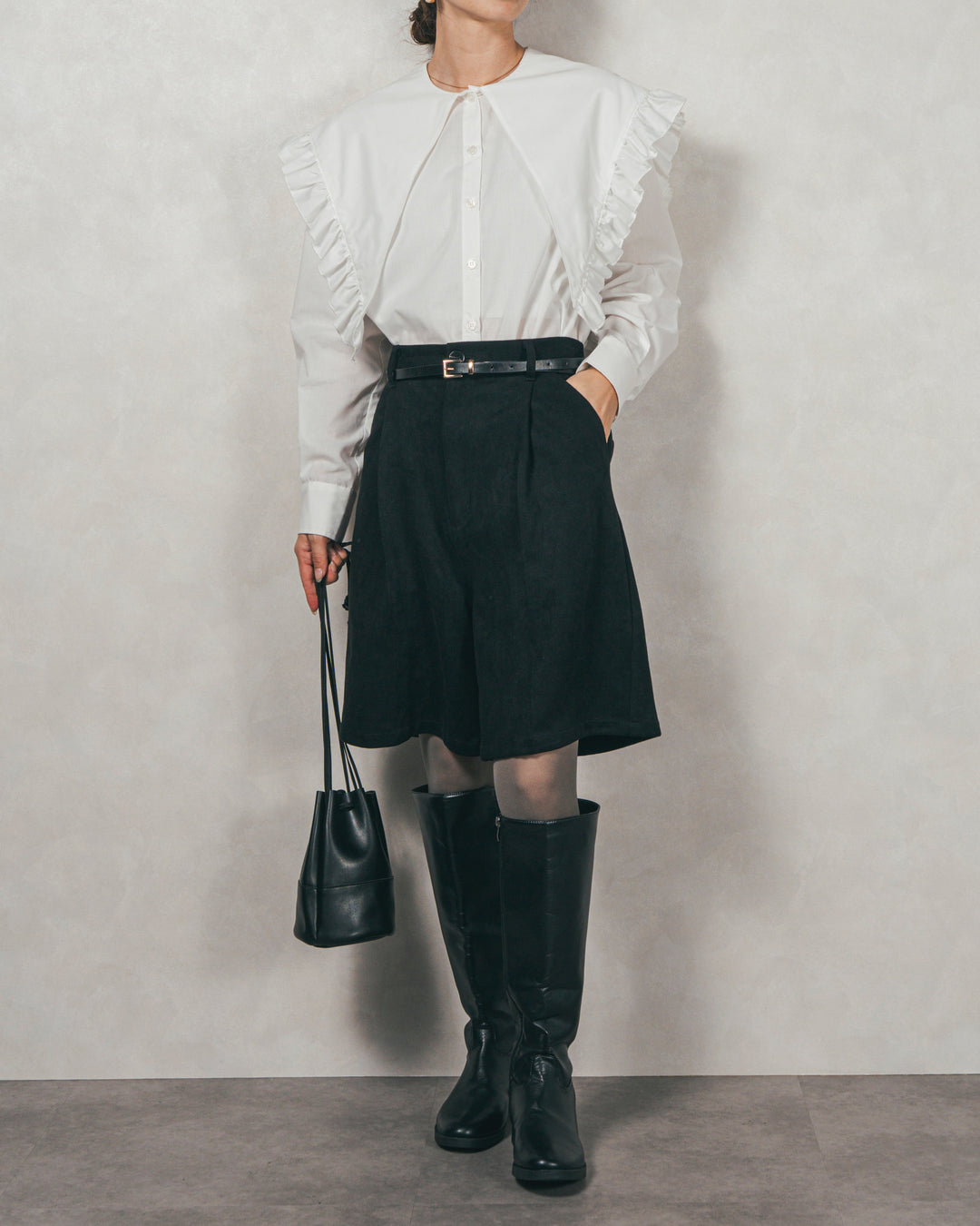 ［SET］2WAYビッグフリルカラーブラウス+スウェードライクハーフパンツ（2SET）