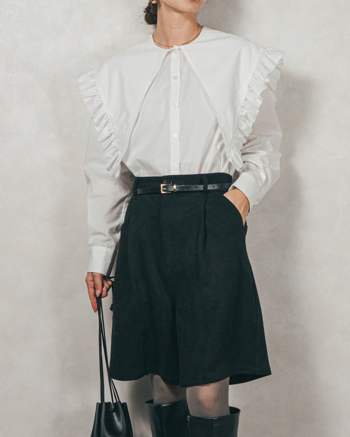 ［SET］2WAYビッグフリルカラーブラウス+スウェードライクハーフパンツ（2SET）