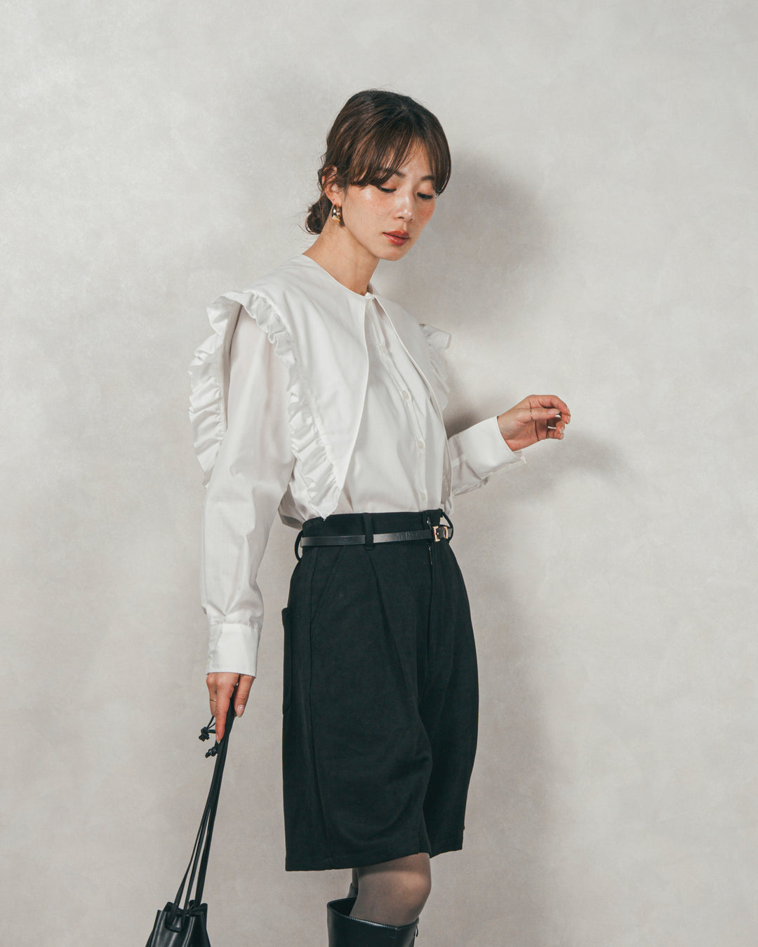 ［SET］2WAYビッグフリルカラーブラウス+スウェードライクハーフパンツ（2SET）