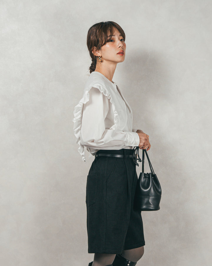 ［SET］2WAYビッグフリルカラーブラウス+スウェードライクハーフパンツ（2SET）