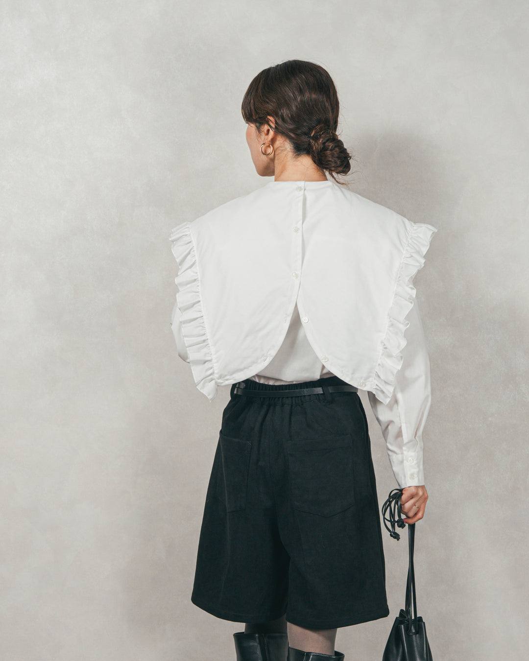 ［SET］2WAYビッグフリルカラーブラウス+スウェードライクハーフパンツ（2SET）