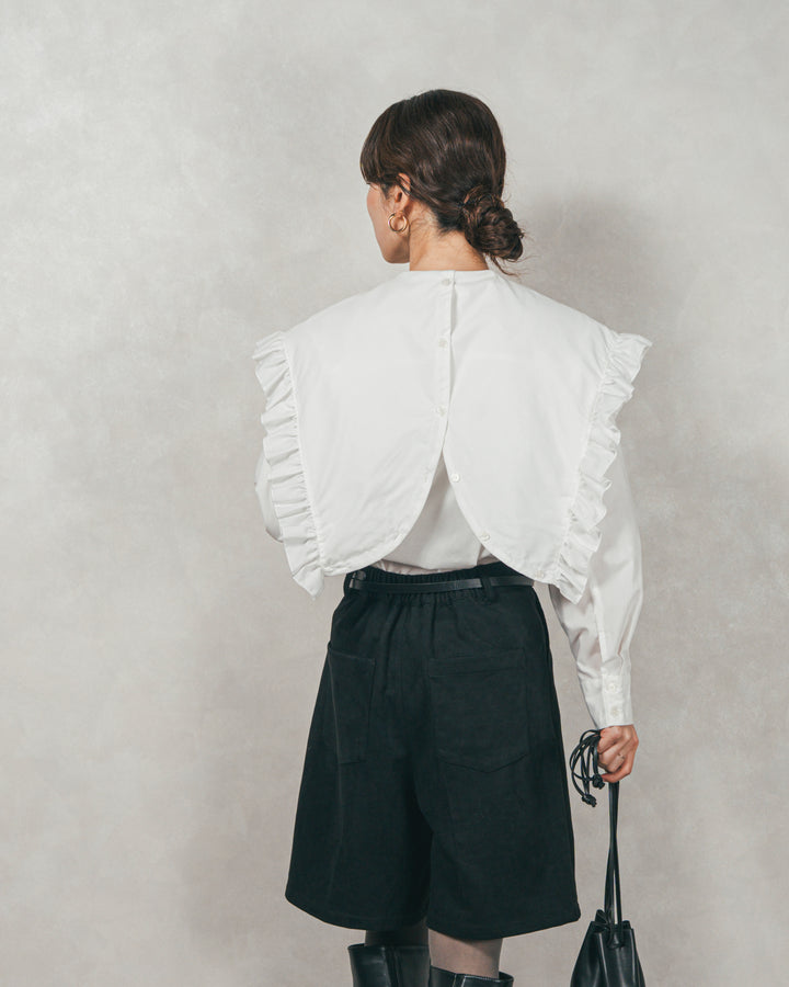 ［SET］2WAYビッグフリルカラーブラウス+スウェードライクハーフパンツ（2SET）