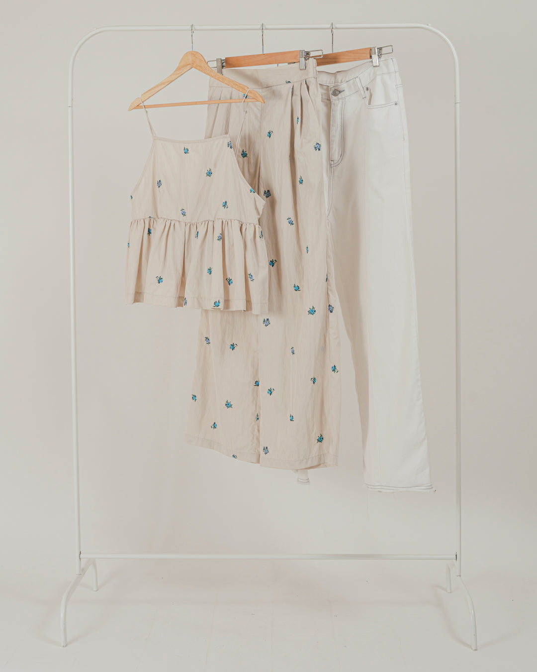 ［SET］Flower刺繍　ボリュームキャミ + Flower刺繍タックパンツ + 10oz ニュアンスバイカラーリラックスワイドデニム（3SET）